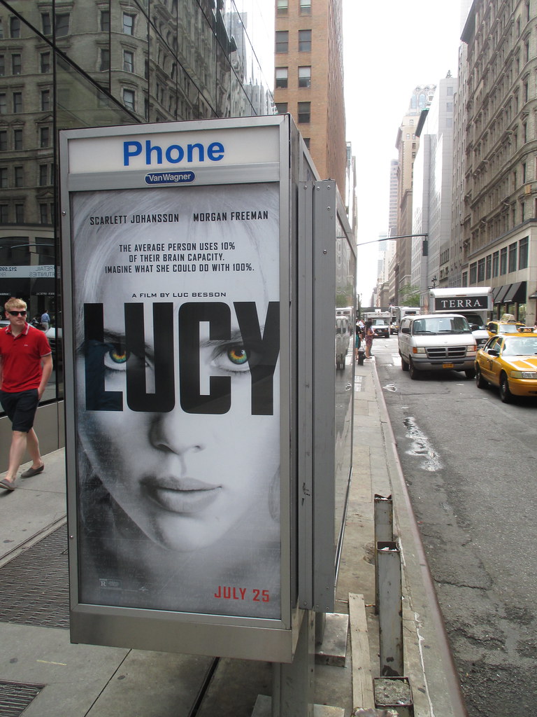 une affiche du film Lucy